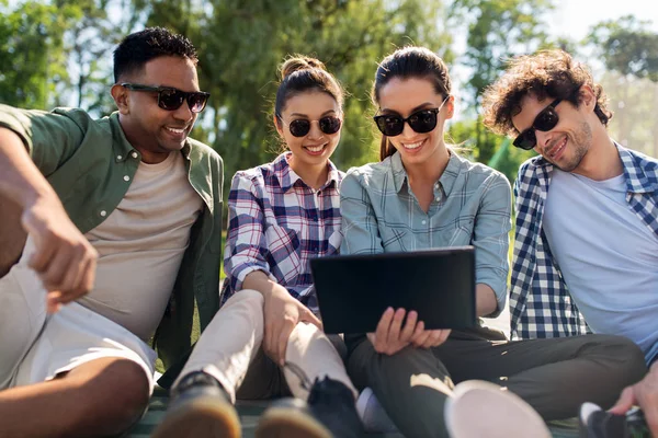 Přátelé s počítačem Tablet PC venku v létě — Stock fotografie