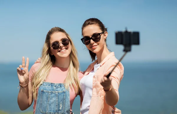 Dospívající dívky nebo přátelé při selfie v létě — Stock fotografie