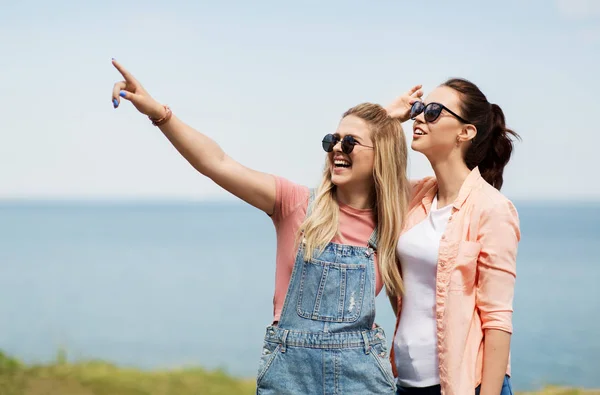 Dospívající dívky nebo nejlepší přátelé u moře v létě — Stock fotografie