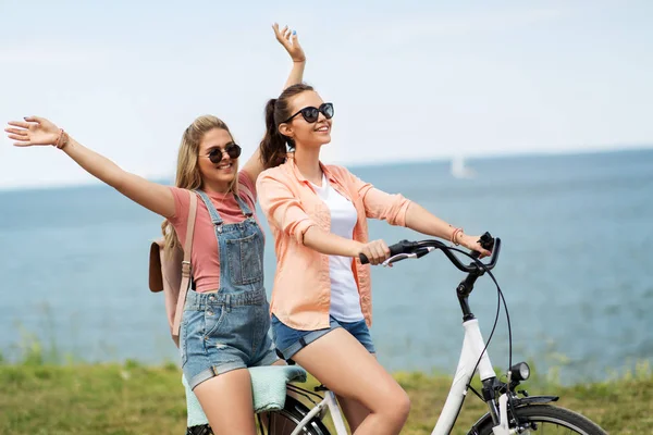 Meninas adolescentes ou amigos andando de bicicleta no verão — Fotografia de Stock
