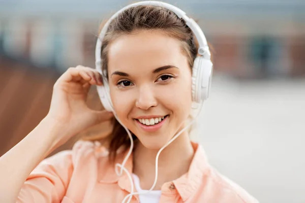 Porträt eines Teenagers mit Kopfhörern in der Stadt — Stockfoto