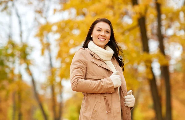 Schöne glückliche junge Frau lächelt im herbstlichen Park — Stockfoto