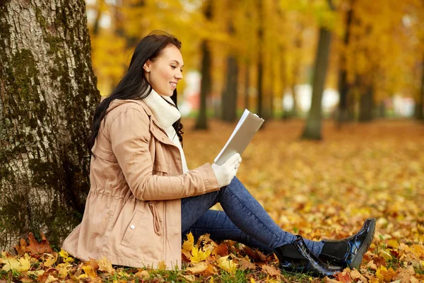 Libro donna lettura al parco autunnale — Foto Stock