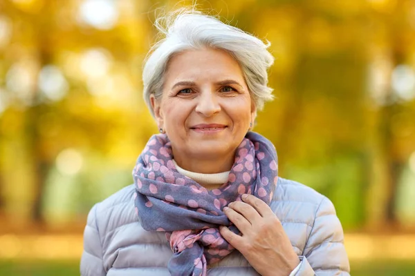 Πορτρέτο της ευτυχισμένης ηλικιωμένης γυναίκας στο πάρκο φθινόπωρο — Φωτογραφία Αρχείου