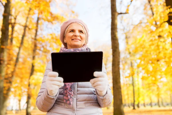 Wanita senior dengan tablet pc di taman musim panas — Stok Foto