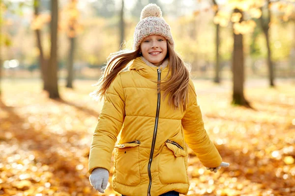 Menina feliz andando no parque de outono — Fotografia de Stock