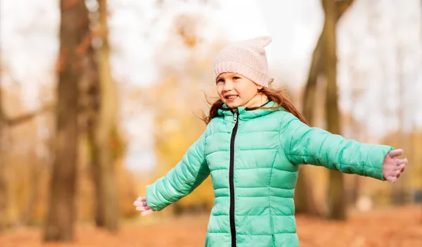 Menina feliz no parque de outono — Fotografia de Stock