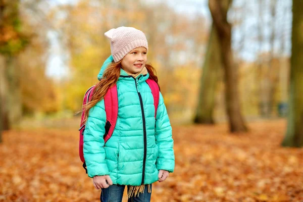 Felice studentessa con schoolbag al parco autunnale — Foto Stock