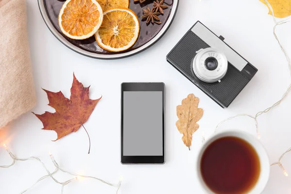 智能手机、茶、相机、饼干和秋叶 — 图库照片