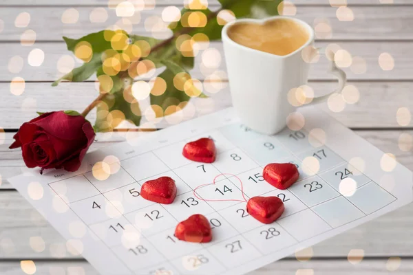 Primer plano del calendario, corazones, café y rosa roja —  Fotos de Stock