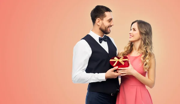 Casal feliz com presente no dia dos namorados — Fotografia de Stock