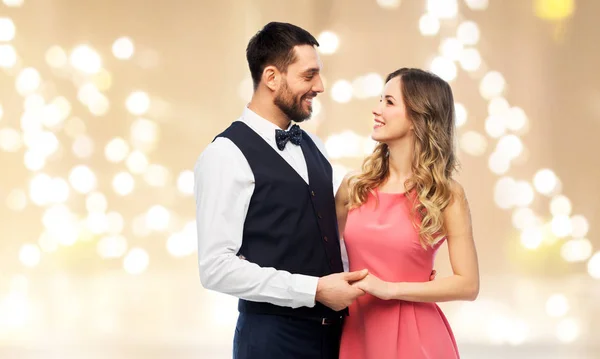 Casal feliz em roupas de festa — Fotografia de Stock