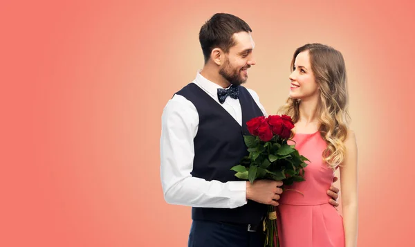 Koppel met de bos bloemen op de dag van Valentijnskaarten — Stockfoto