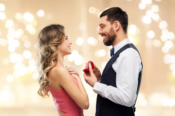 Hombre dando anillo de compromiso mujer en día de San Valentín — Foto de Stock