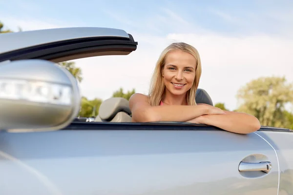 Feliz joven mujer en coche descapotable —  Fotos de Stock