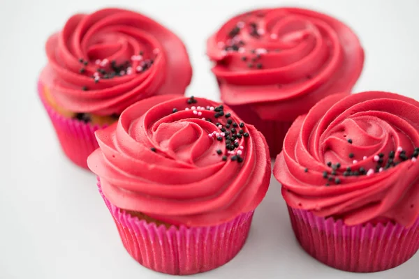 Close up of cupcakes with red buttercream frosting — Stock Photo, Image