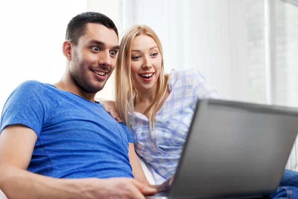 Boldog pár laptop számítógéppel otthon — Stock Fotó