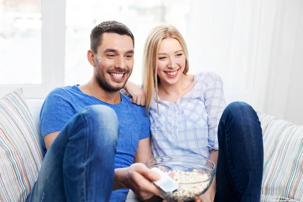 Ευτυχισμένο ζευγάρι με ποπ κορν βλέποντας τηλεόραση στο σπίτι — Φωτογραφία Αρχείου