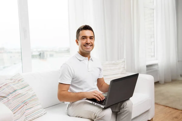 Homme heureux avec ordinateur portable à la maison — Photo