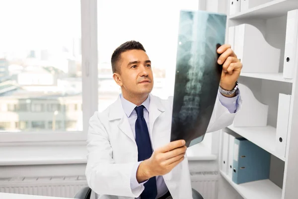 Hastanede röntgen taraması olan bir doktor. — Stok fotoğraf