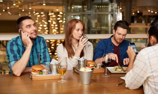 Amigos jantar e beber vinho no restaurante — Fotografia de Stock