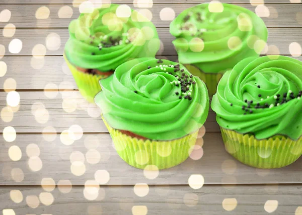 Close-up van cupcakes met groene botterroom — Stockfoto