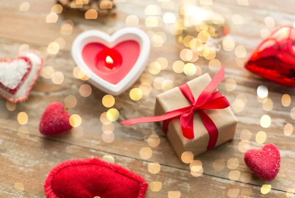 Regalo de Navidad, decoraciones en forma de corazón, vela —  Fotos de Stock