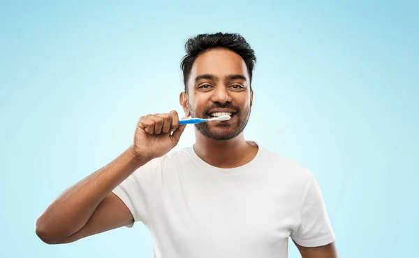 Uomo indiano con spazzolino pulizia denti — Foto Stock