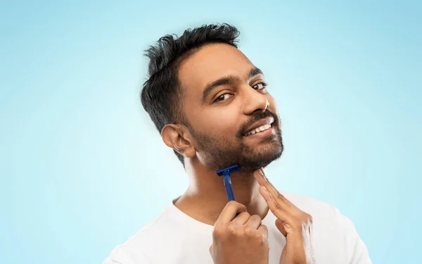 Indischer Mann rasiert Bart mit Rasierklinge — Stockfoto