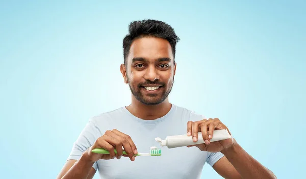 Индиец с зубной щеткой и зубной пастой — стоковое фото