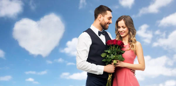 Casal com cacho de flores no dia dos namorados — Fotografia de Stock