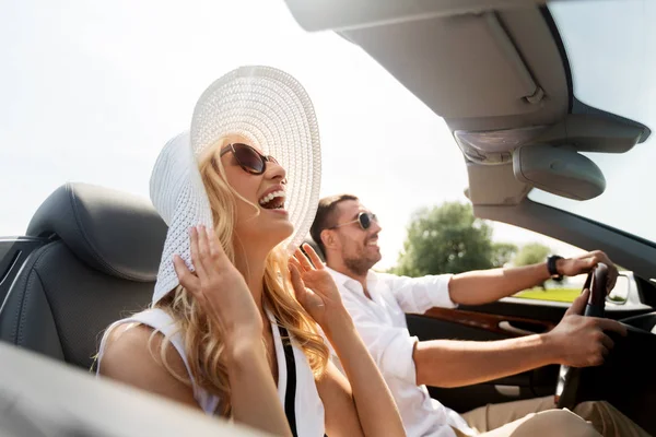 Homem feliz e mulher dirigindo em carro cabriolet — Fotografia de Stock