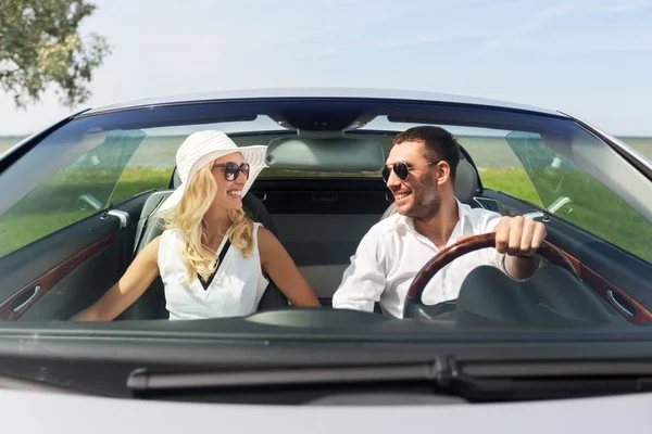 Homme et femme heureux conduisant en voiture cabriolet — Photo