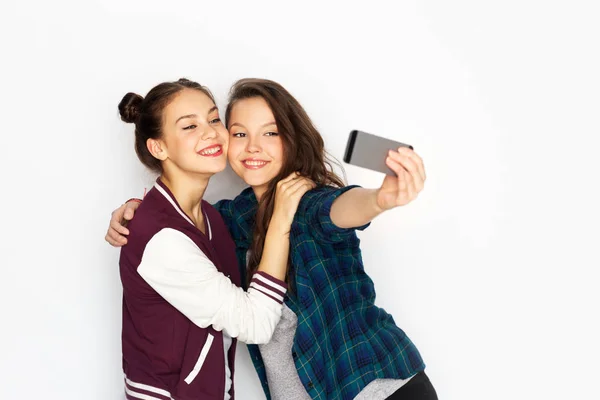 Счастливые девочки-подростки, делающие селфи со смартфона — стоковое фото