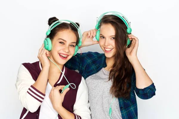 Девочки-подростки в наушниках слушают музыку — стоковое фото