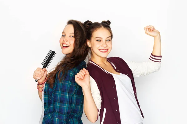 Meninas adolescentes cantando para escova de cabelo e se divertindo — Fotografia de Stock