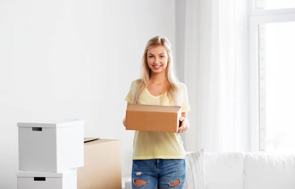 Mujer feliz con cajas mudándose a un nuevo hogar —  Fotos de Stock