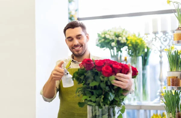 Floristería o vendedor estableciendo rosas rojas en floristería — Foto de Stock