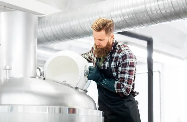Человек, работающий на пивоварне или пивоваренном заводе — стоковое фото