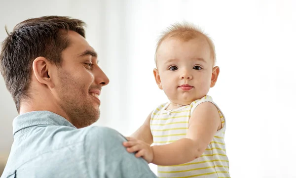 Vater mit kleiner Tochter zu Hause — Stockfoto