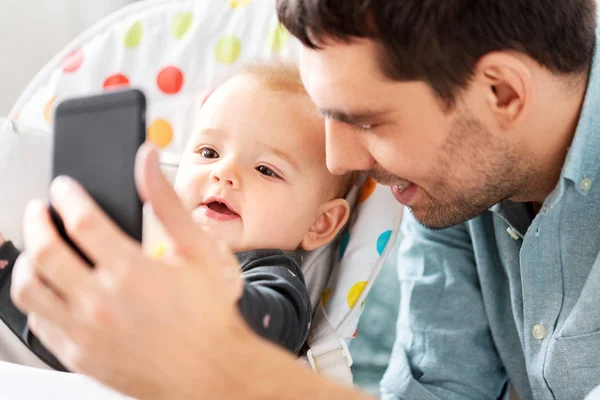 Père avec bébé fille prendre selfie à la maison — Photo