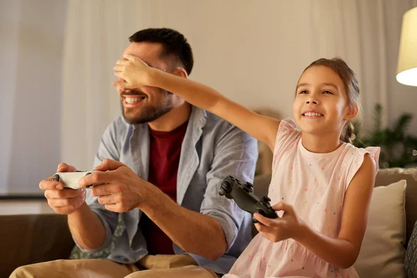 Vader en dochter afspelen van video game thuis — Stockfoto