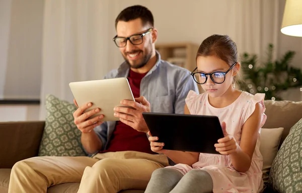 Far och dotter med tablet-datorer hemma — Stockfoto