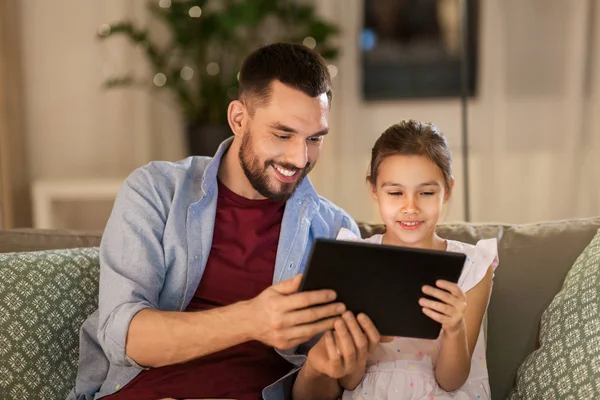 Vader en dochter met tablet computer thuis — Stockfoto
