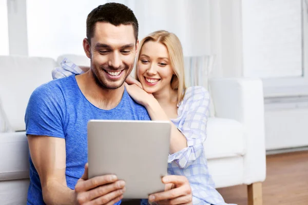 Счастливая пара с компьютером дома Стоковая Картинка