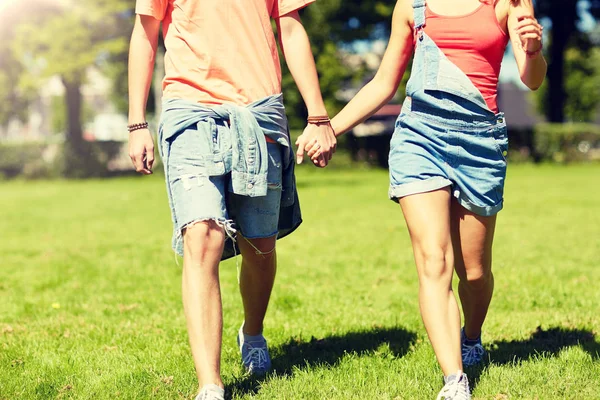 Ευτυχισμένο εφηβικό ζευγάρι περπάτημα στο πάρκο καλοκαίρι — Φωτογραφία Αρχείου
