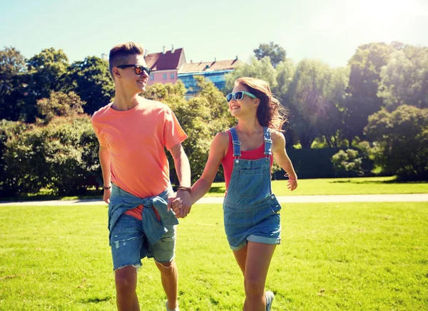 Feliz casal adolescente andando no parque de verão — Fotografia de Stock