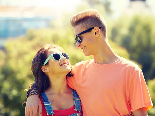 Glückliches Teenie-Paar schaut sich im Park an — Stockfoto