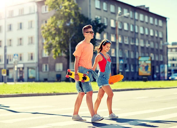 Para nastolatków z deskorolkami na ulicy miejskiej — Zdjęcie stockowe