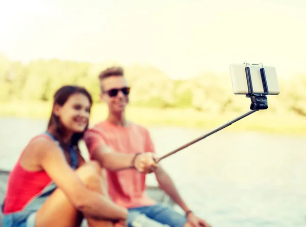 Szczęśliwa para nastoletnich biorąc selfie na smartphone — Zdjęcie stockowe